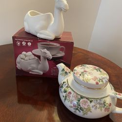 Tea pot and sugar cubes holder