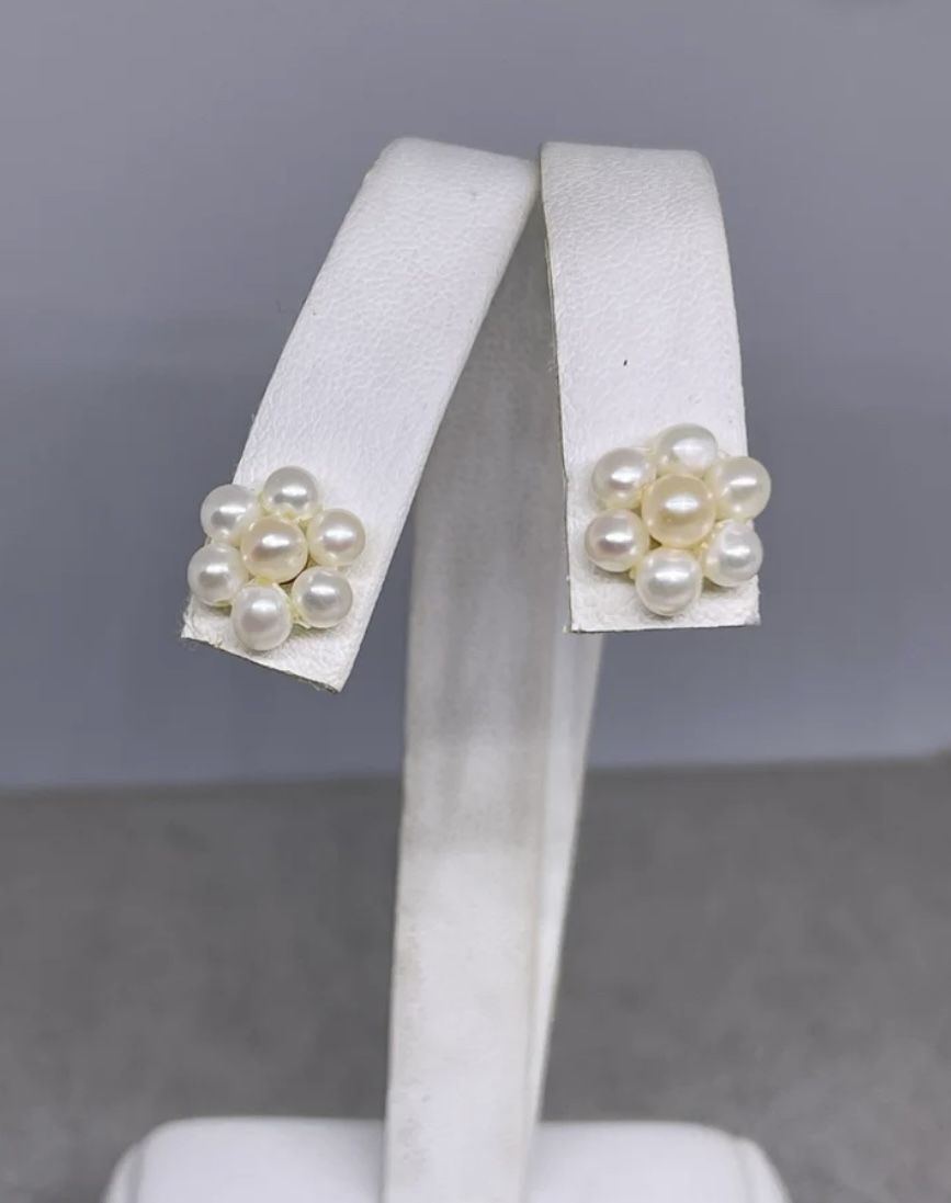 Beautiful 10k yellow gold earrings with natural freshwater pearls