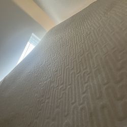 Barely Used Queen Serta Mattress Medium Plush