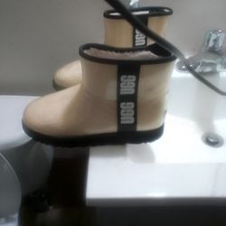 Women Ugg Size 9