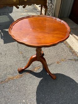 Bombay Company Tilt-Top Table – Round Pedestal, Scalloped Edge!