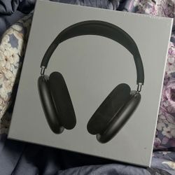 Black airpod maxes 