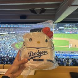 2025 Los Angeles Dodgers HELLO KITTY Night SQUISH PLUSH New SGA In Hand