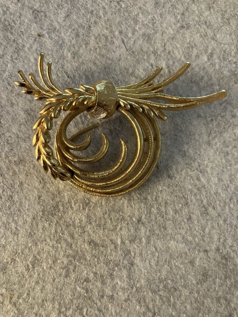 Vintage Monet Gold Tone Wreath Pattern Wreath Brooch