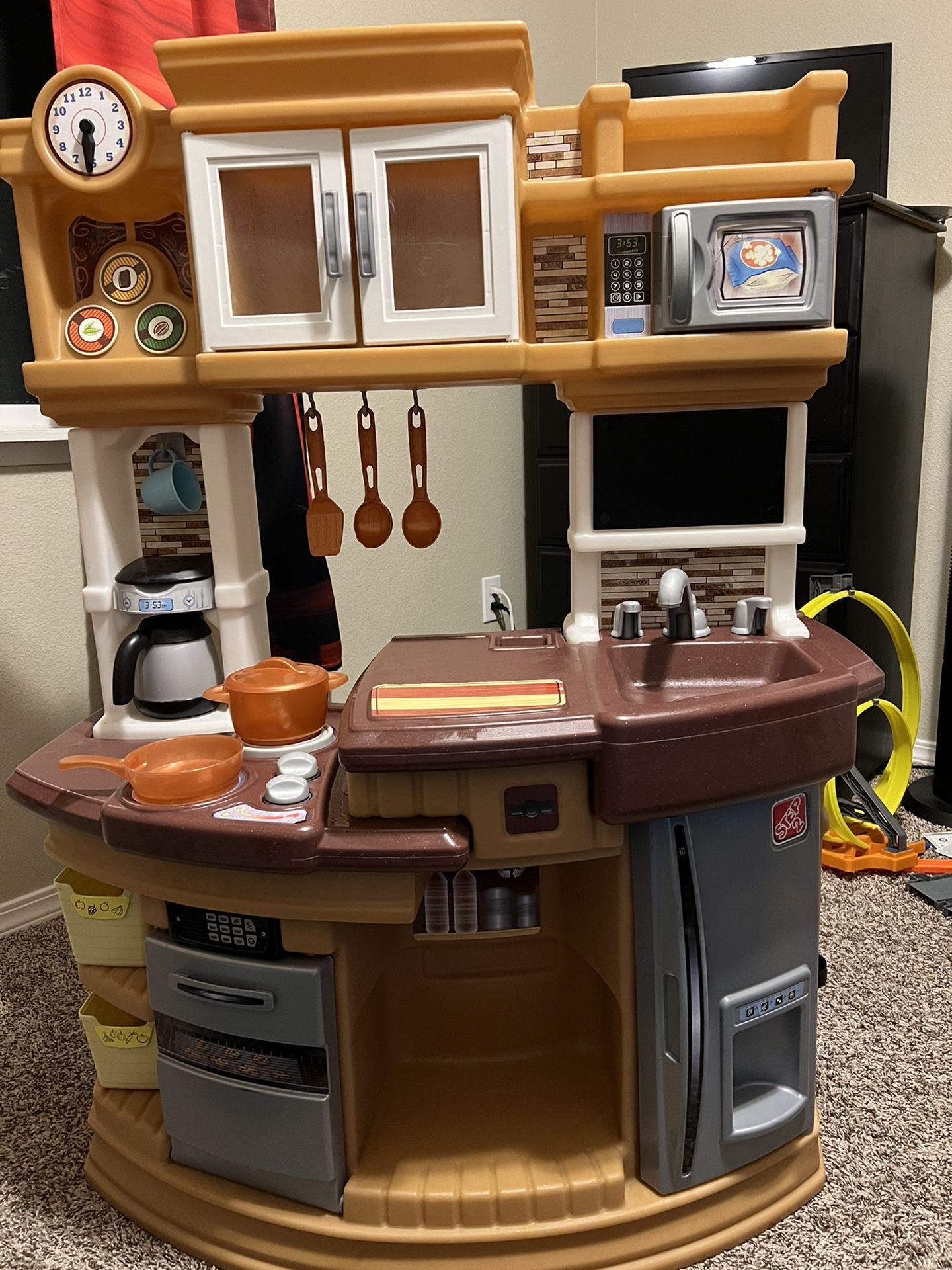 Like New Step 2 Kid kitchen 