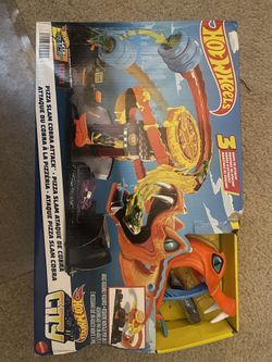 Mattel - Hot Wheels City Pizza Slam Cobra Attack Playset with 1:64 Scale Toy Car