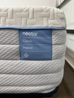 Nectar LIKE NEW! Classic Hybrid Queen Mattress - Delivery Available 