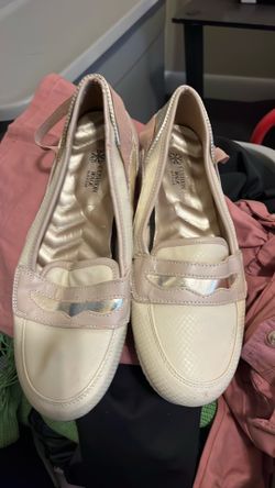 These are Avon Cushion Walk loafers in a cream and rose gold colorway, featuring a flat design and cushioned insoles.Brand: Cushion Walk by Avon.Color