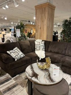 Cozy & comfortable Large Sectional w/Chaise wrapped in warm chocolate brown fabric