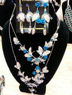 Really beautiful and antique necklace set