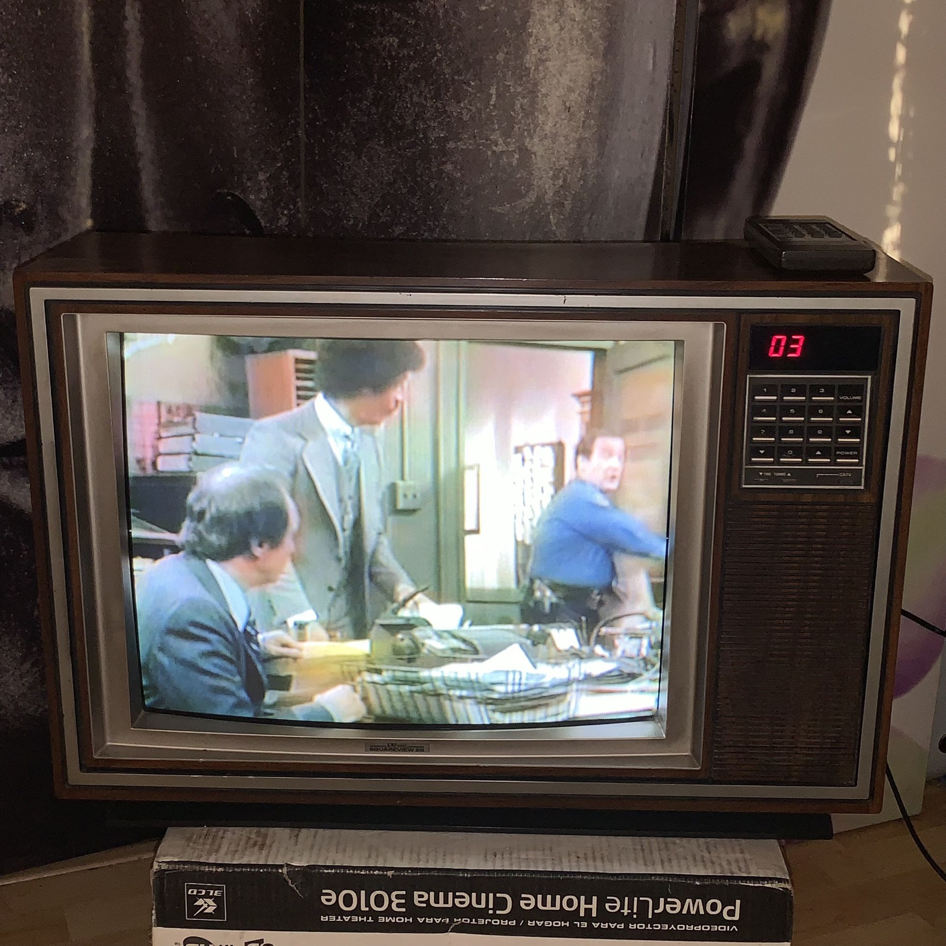 Vintage 80s 1985 Sears Roebuck SquareView 20 Color Television 20-inch CRT TV with wood-grained styling