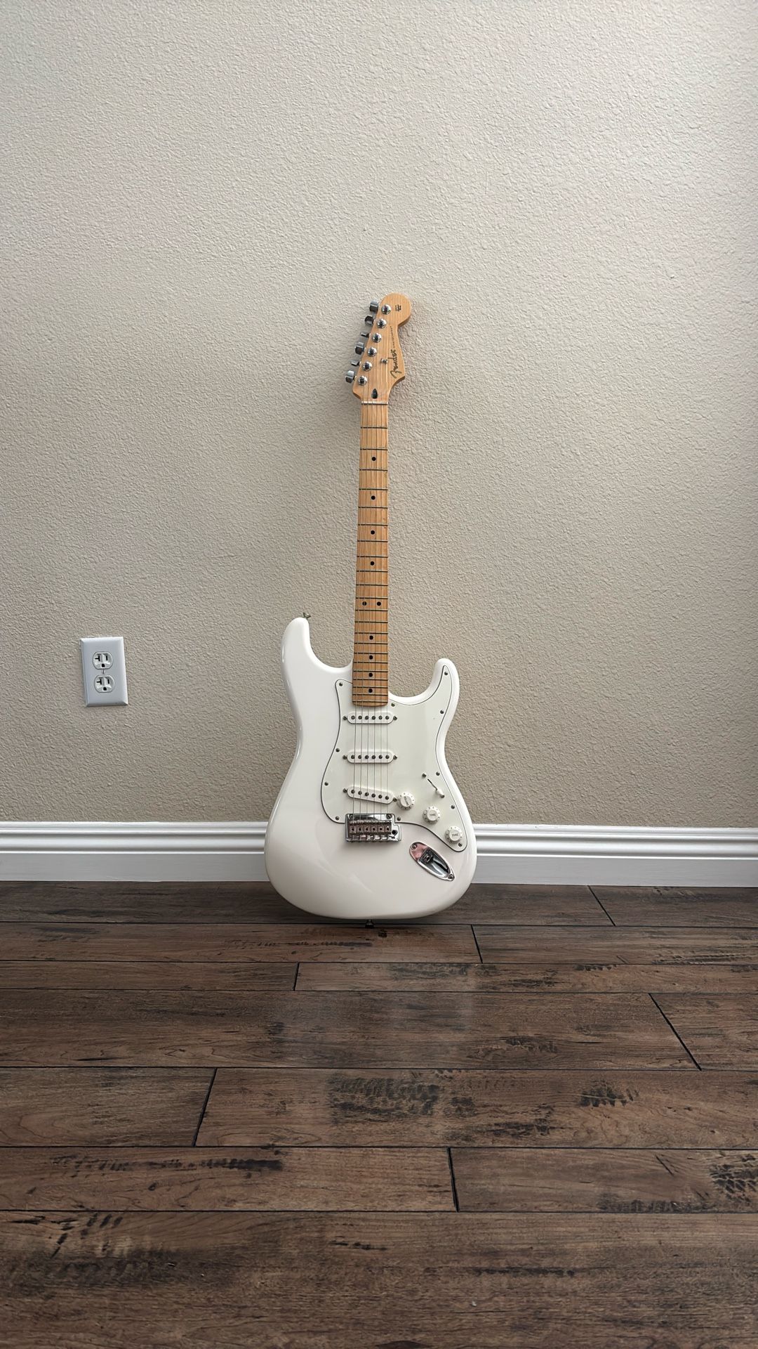 Fender Stratocaster MIM White Solid body Electric Guitar