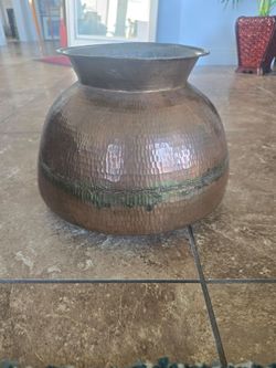 Vintage Hand-Hammered Copper Vase / Pot – Bulbous Decorative Urn with Verdigris Patina Band