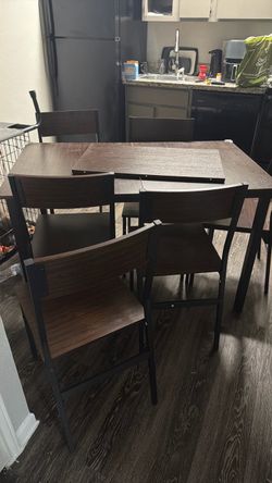 Extended table 6 chair