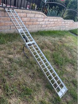 Foldable dirt bike ramp