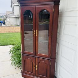 BEAUTIFUL “KINCAID FURNITURE” CORNER DISPLAY CABINET W/ GLASS SHELVES & LIGHT (FREE LOCAL DROP-OFF ONLY DELIVERY)