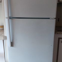 GE Refrigerator Like New White