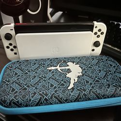 Nintendo OLED Switch W/ GAMES AND CASE