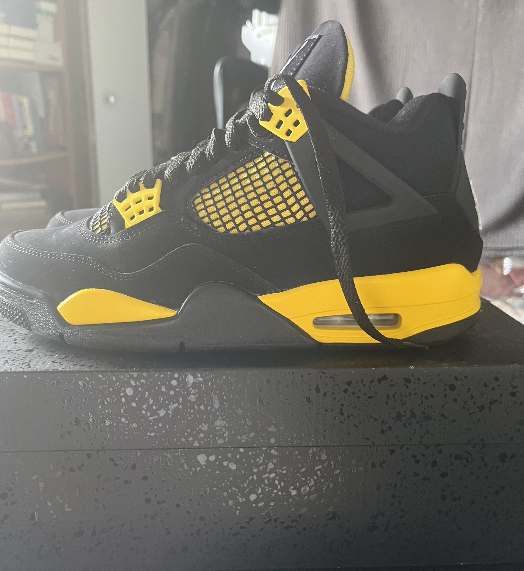 Air Jordan 4 Thunder