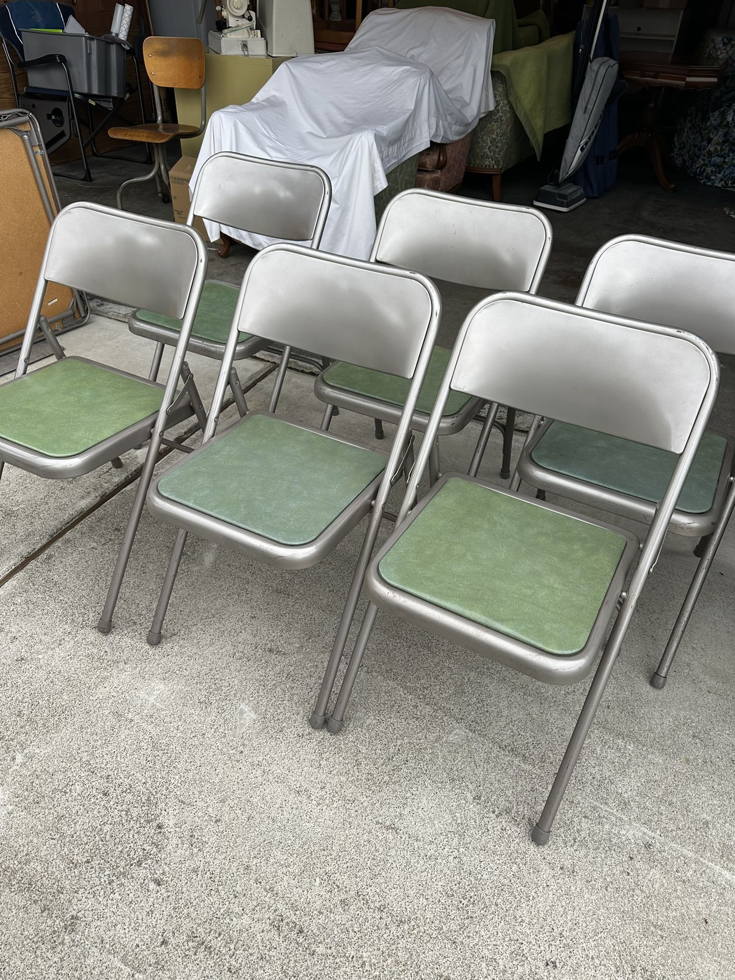 Folding Chairs    6 Chairs 