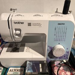 Sewing Machine with many accessories