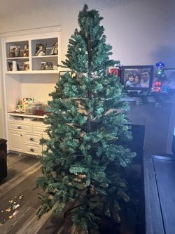 CHRISTMAS TREE!