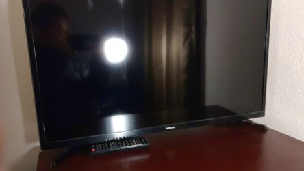 Samsung 32 inch smart lcd screen brand new