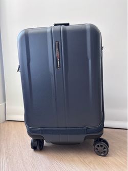 (PENDING SALE) Carry-on suitcase - hard shell