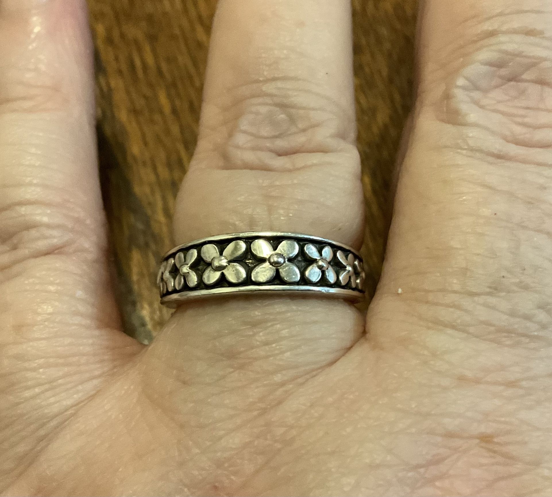 Sterling silver band ring with flowers size 7
