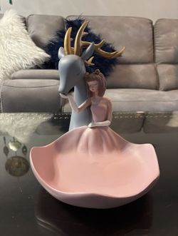 Girl’s Statue Sculpture 