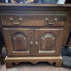 Beautiful Solid Wood Vintage Thomasville End Table 