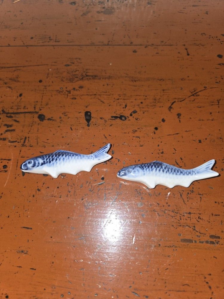 2 Piece Porcelain Blue/White Fish Chopstick Holder/Rest