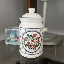 cute vintage strawberry jar 🍓