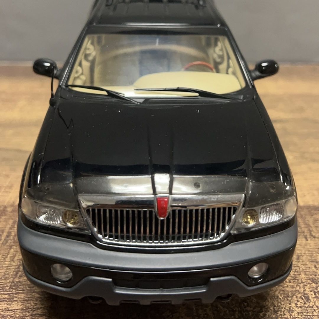 1/18 Dealer Edition Lincoln Navigator (Black) Diecast Car