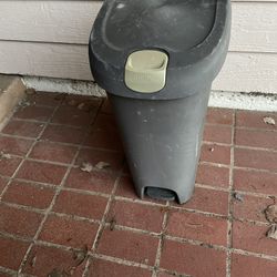 Trash Can With Foot Pedal