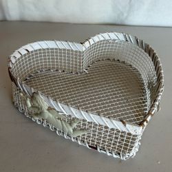 Distressed Rustic Wire Heart Tray