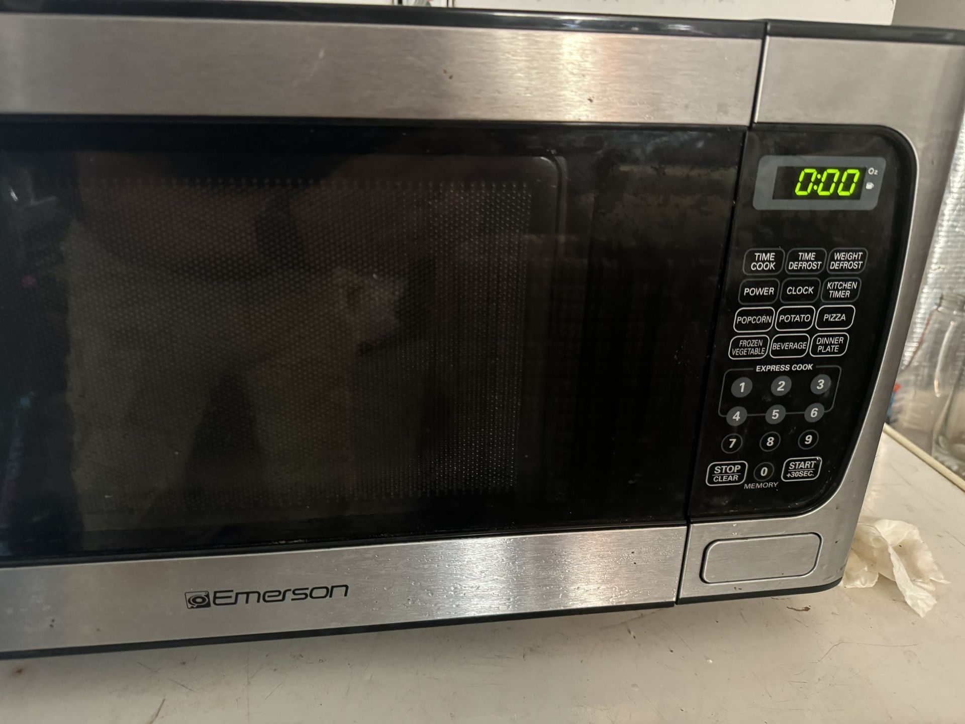 Emerson 0.9 CU FT Microwave Oven MW9339SB