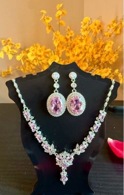 Beautiful pink necklace and earring set at manufacturer price
