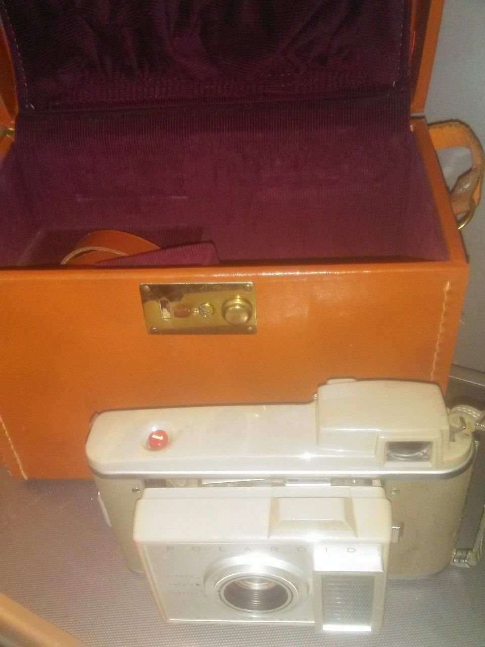 POLAROID J33 LAND CAMERA W/CASE