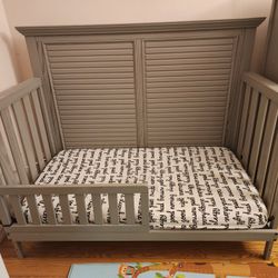 Simmons Oakmont Crib n More ( crib / bed convertible, mattress available )
