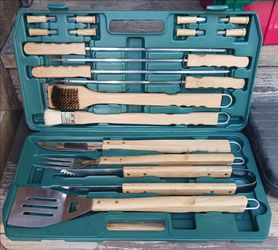 LIKE NEW PICNIC TIME 19-PIECE STAINLESS STEEL GRILLING TOOL SET WITH CASE RETAILS FOR $55 *READ ALL PHOTOS*