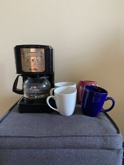 Mr. Coffees 5 cup coffee maker and 4 mugs