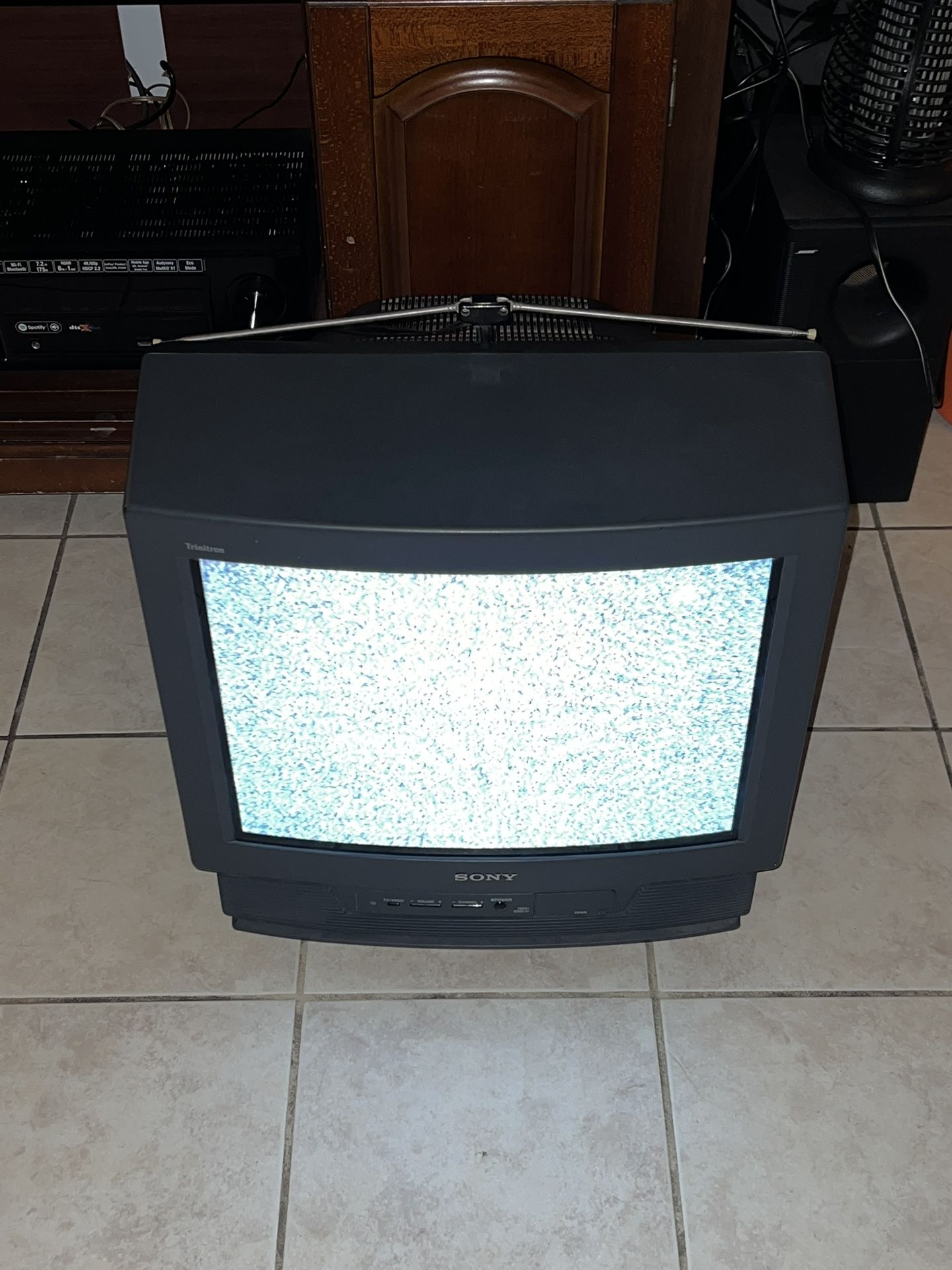 Sony Trinitron KV-20TR23 20" CRT TV Retro Gaming Television Vintage