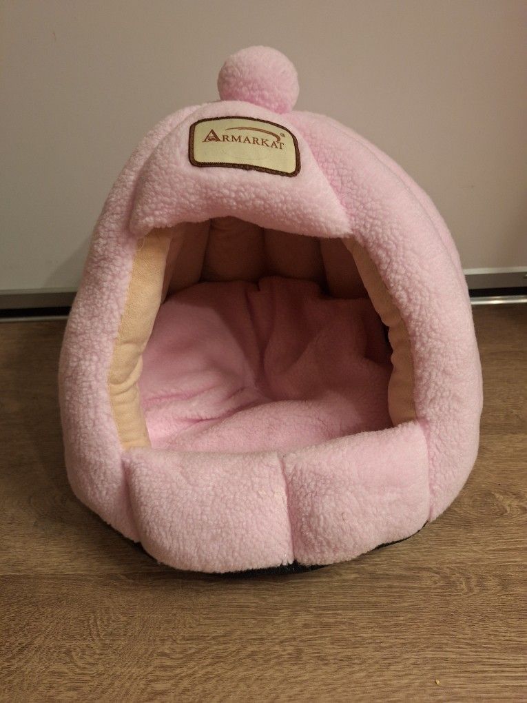 "ARMARKAT" Cat Bed