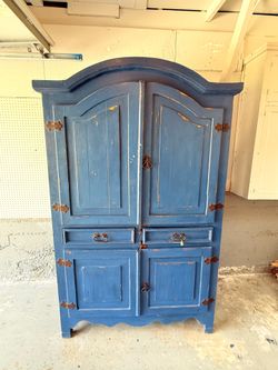 Antique style dresser/TV stand