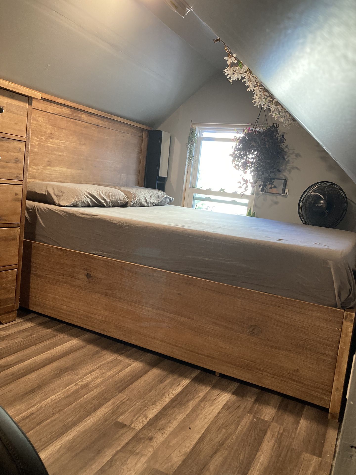 BEDROOM SET. QUEEN