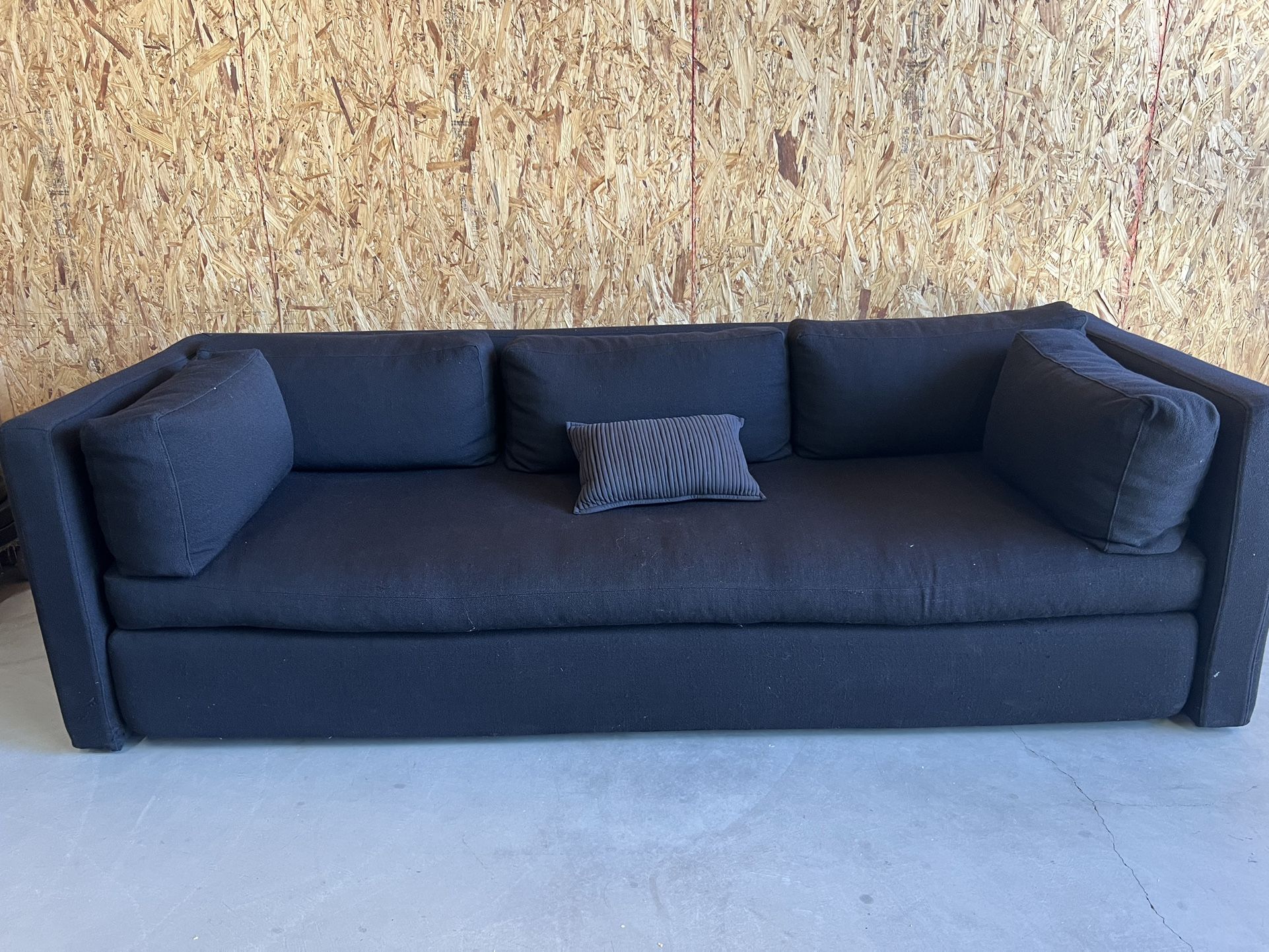 AMTREND LUXURY BEAUTIFUL AND COMFORTABLE SOFA