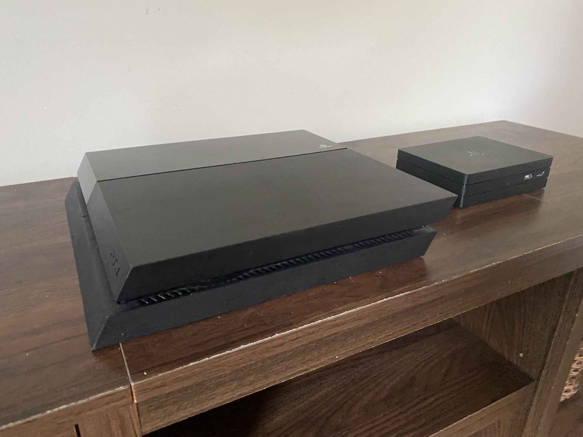 Ps4 With Vr Headset And Games (barely Used)