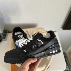 LV trainer size 8 men’s 