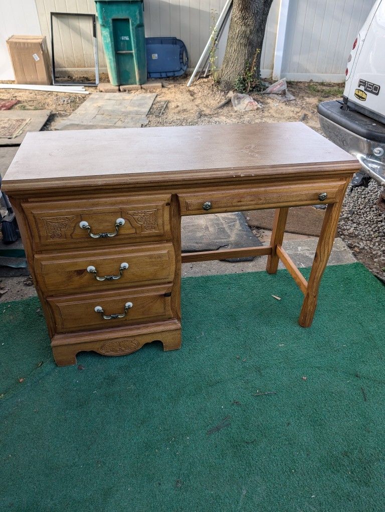 WOODEN DESK IN GOOD CONDITION LIKE NO SCRATCHES NON SMOKING HOME  4 DRAWERS TOTAL